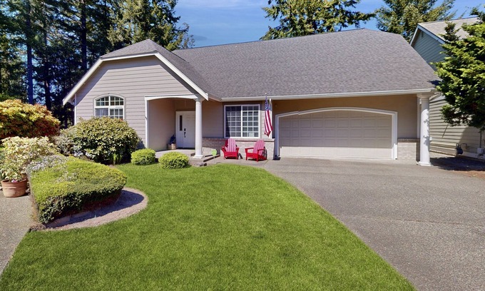 Port Orchard Maison | Scenic Golf Course Retreat in McCormick Woods – A Golfer’s Paradise