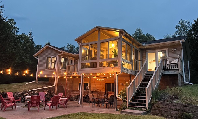 Rutledge Cabine | Scenic Kettle River Cabin - Hike, Sauna, Kayaks & More-Your Next Retreat Awaits!