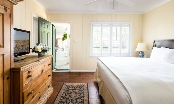 Country Club Estates Appartement | Scenic King Room | Garden Views & Easy Access