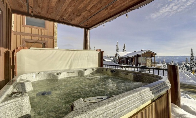 Snow Pine Estates Chalet De Ski | Scenic Lodge ~ Ski-In Out ~ Hot Tub ~ Free EV Charging