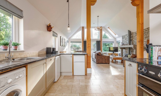 St Fillans Maison | Scenic Oaklodge with wood burner and open plan living. Dog friendly