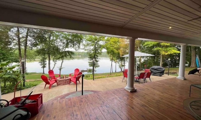 Parsons Maison | Riverfront 3bd Home: Kayaks, Paddleboards, Firepit + Full Kitchen, Dogs ok