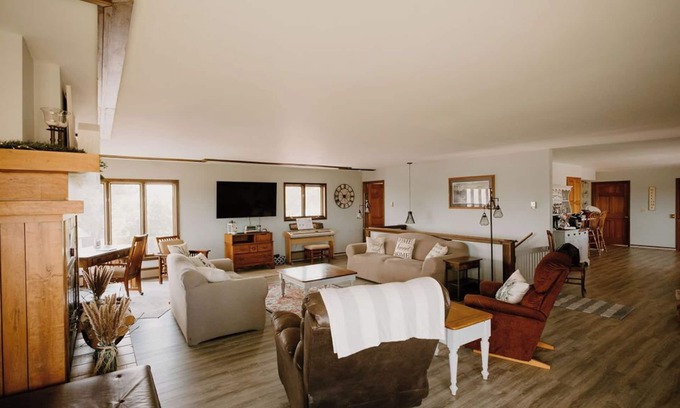 Jim Falls Autre | Scenic Rural Farmhouse that can sleep up to 20