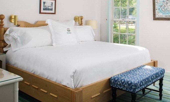 Shelter Island Heights Maison | Scenic Stay with Beach Access, Game Room, Biking & Seasonal Kayaking