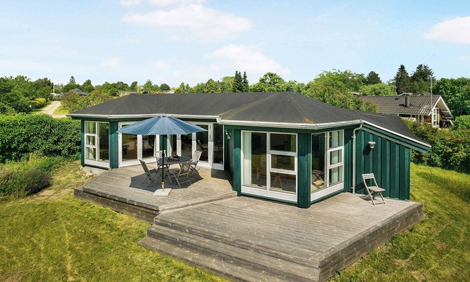 Kirke Hyllinge Maison | Scenic summer house near quiet lapping waves