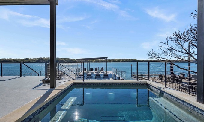 Kingsland Maison | Scenic Sunsets-private pool, boat lift, game room