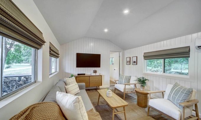 Tulsa Cabine | Scenic Tulsa Getaway w/ Deck + Fire Pit