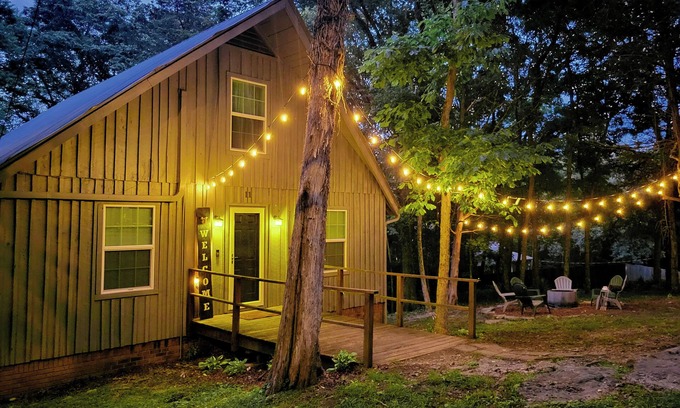 Carthage Cottage | Scenic Views, king bed, Quiet Retreat, Projector Room with 2 Canine Friends