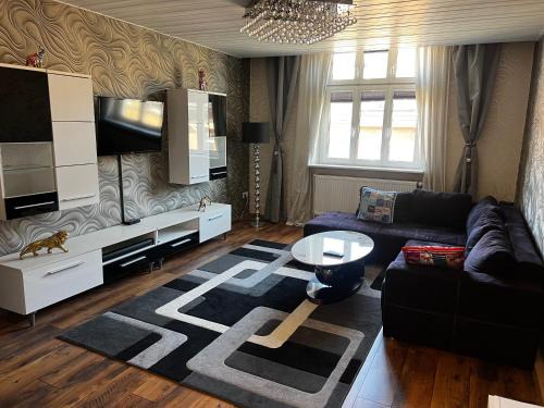 Hof Appartement | Schönes City-Apartment im Zentrum mit Balkon! NO WORKERS, KEINE MONTEURE