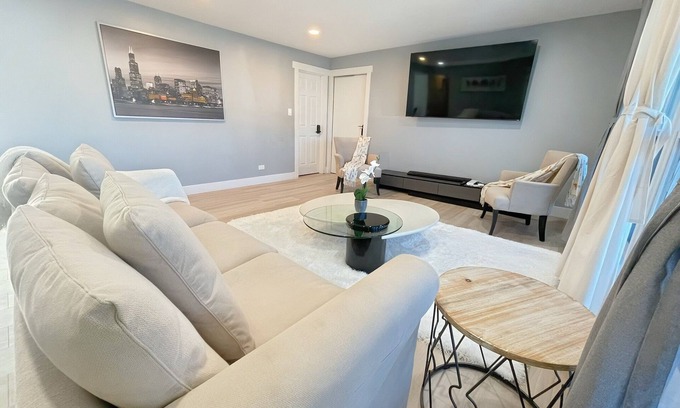 Forestview Maison | Schaumburg Modern 4BR Farmhouse w/ Private Master & Sleeps 9. Families & groups