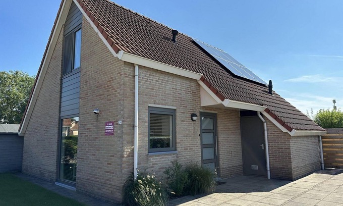 Breskens Maison | Scheldeveste 256 is a detached 6-person bungalow with approx. 102m2 of living comfort with attached conservatory and a lovely garden. The terrace with conservatory is located on the south side of the house.