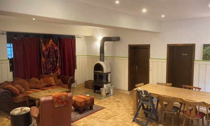 Bad Arolsen Appartement | Schnuckelige Gruppenunterkunft am Schwimmbad in Landau mit Sauna und Kletterwand