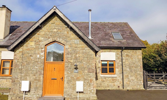 Llandeilo Maison | SCHOOL LODGE, pet friendly, with open fire in Llandeilo
