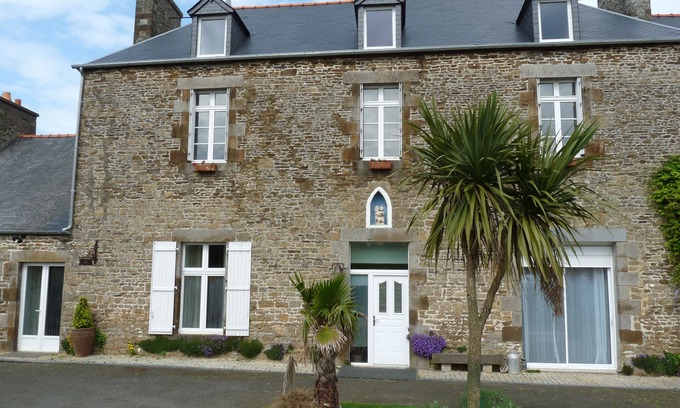 Saint-Broladre Cottage | Écolier de la Baie,3***, 6 personnes, ancienne école en Baie du Mont St Michel