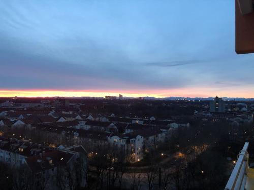 Munchner Freiheit Appartement | Schwabing-Studio great sunset view & balcony