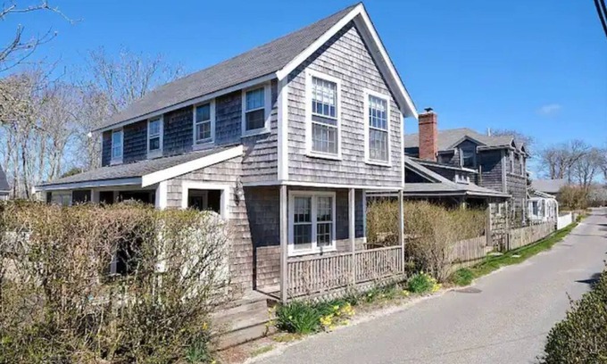 Siasconset Maison | ‘Sconset Charmer, steps to beach