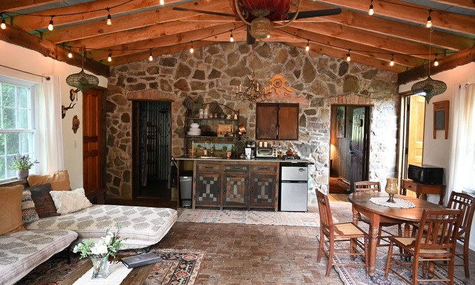 Caroline Cabine | Upscale Rustic Garden House