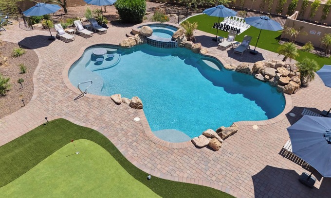 Rio Verde Foothills Maison | Luxury 8BR | 8BA | Sleeps 40 | Heated Pool, Pickleball, Sauna & Rooftop