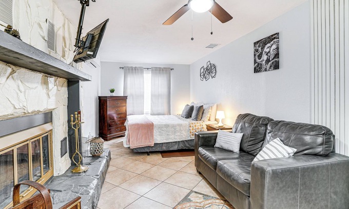 University Appartement | Screened Porch: Tampa Studio 4 Mi to Busch Gardens