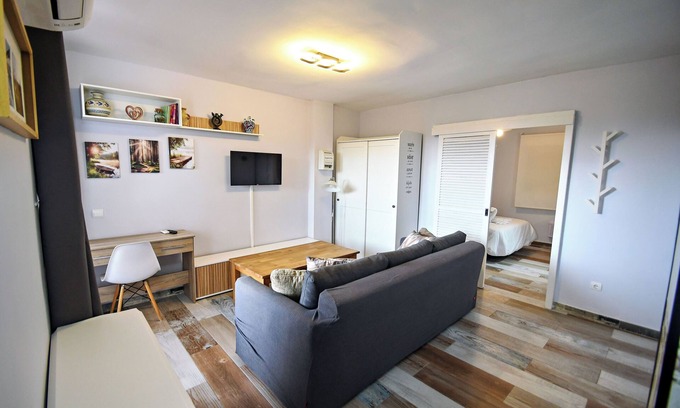 San Martin de Valdeiglesias Appartement | Serene Lakeview Retreat