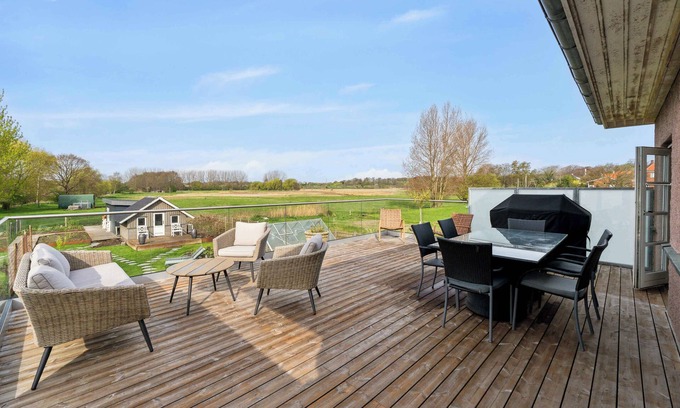 Nyborg Cottage | Sea and meadow views – space and calm