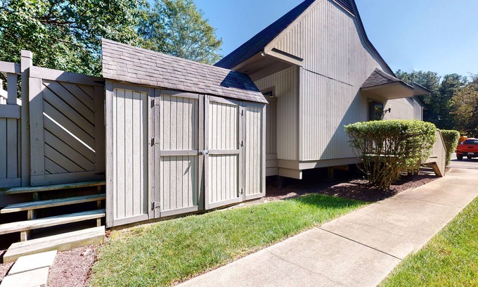 Bethany Beach Copropriété | Sea Colony Tennis 1st floor condo w/ pool, basketball court, and shared sauna