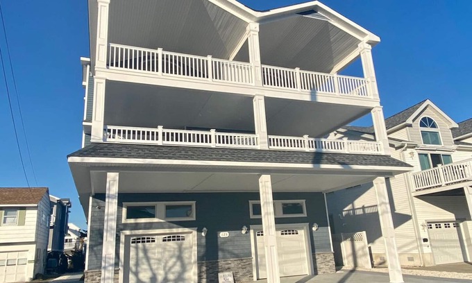 Townsend's Inlet Maison | SEA ISLE POOL - 6 Bedroom TownHouse with ELEVATOR/POOL in Townsends Inlet