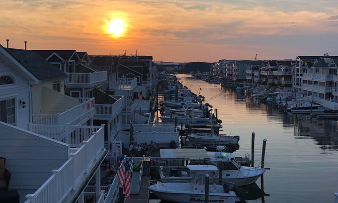 Sea Isle City Maison | Sea Isle Sunset Views Close to Dining, Shops and Beach - Families Only Please