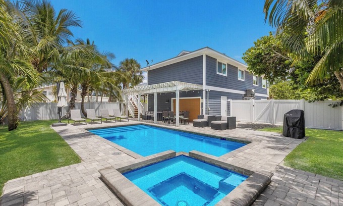 Anna Maria Maison | Sea La Vie by Duncan Real Estate