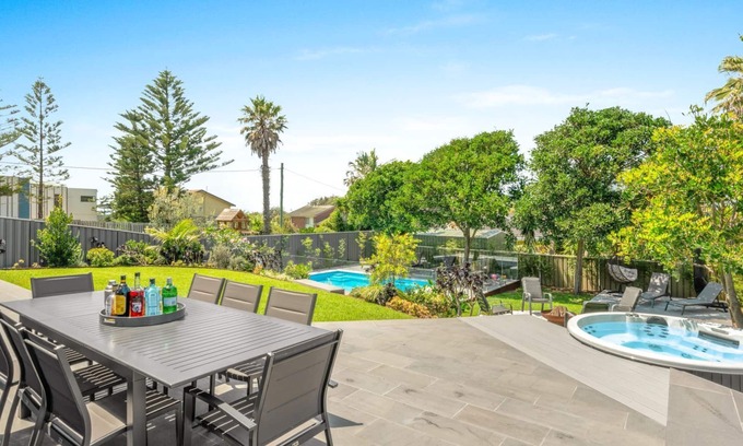 Culburra Beach Maison | Sea La Vie - Pet Friendly with Fireplace and Swimming Pool & Spa