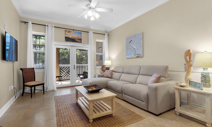 Seagrove Beach Copropriété | Sea La Vie | Stylish 3BR Condo in Seagrove | Walk to Beach | Sleeps 7