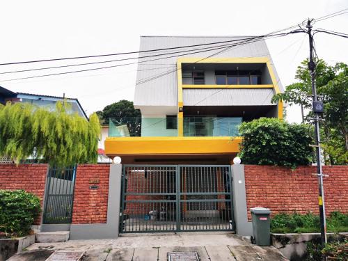 Tanjung Bungah Maison | Sea Lion by the beach