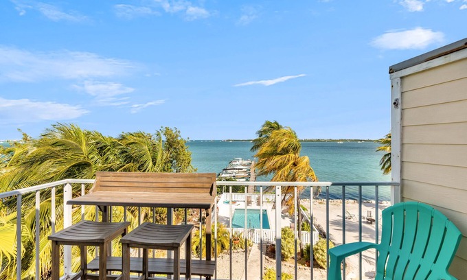 New Town Copropriété | SEA-NIC VIEW ~ 2 BR/2Ba Water-front views, Heated Pool Access and Dockage!