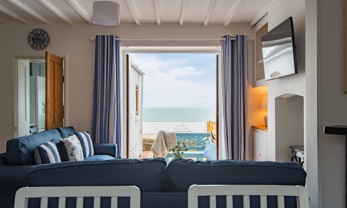 Sandgate Maison | Sea Spray Cottage by Bloom Stays - a holiday let that sleeps 4 guests in 2 bedrooms