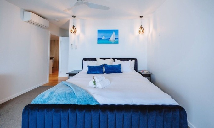 Wynnum Appartement | Sea-View 3BR, Rooftop Pool, Secure Parking & Study