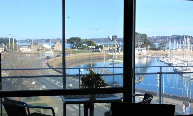 Perros-Guirec Appartement | Appartement VUE MER avec loggia au port de de PERROS-GUIREC