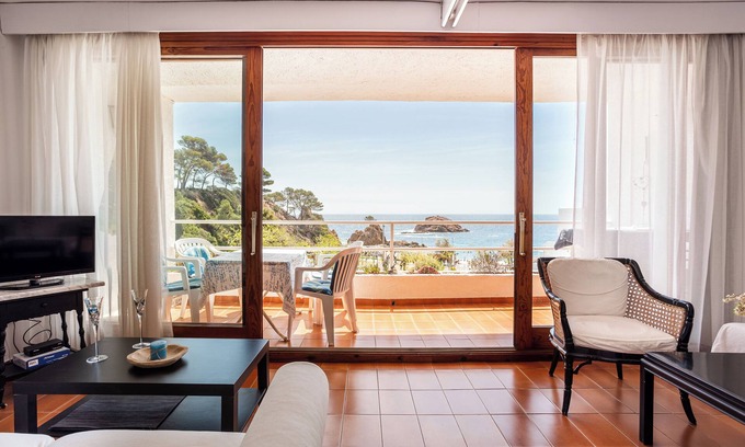 Tossa de Mar Appartement | Sea View Balcony Apartment - 3 minutes walk to the beach and free parking