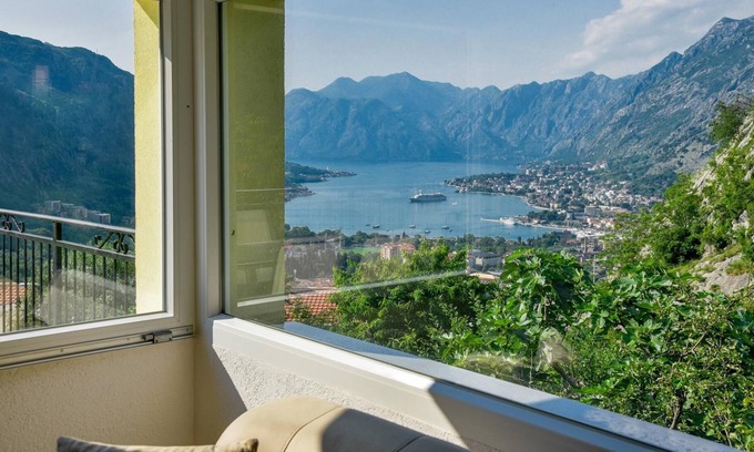 Skaljari Appartement | Sea View Flat w Terrace in Kotor, 8 min to Beach