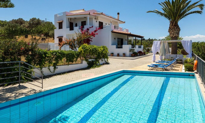 Adelianos Kampos Villa | Vue sur la mer, intimité totale et distance de marche d'une plage de sable et de toutes sortes de magasins