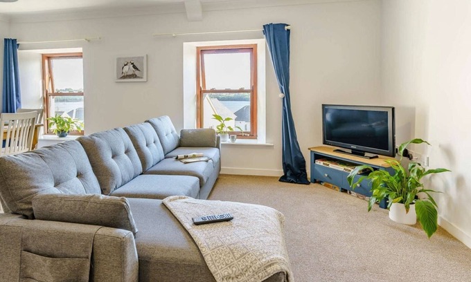 Neyland Appartement | Sea view, top floor coastal apartment on the marina