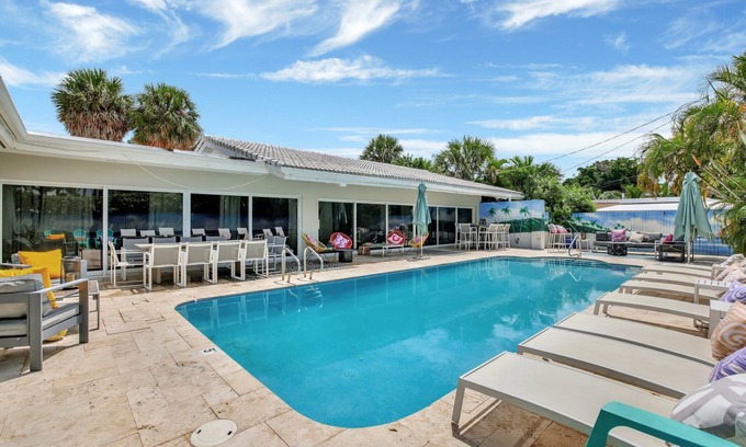 Harbor Beach Maison | Seabreeze | 6BR + Pool | Steps to Beach