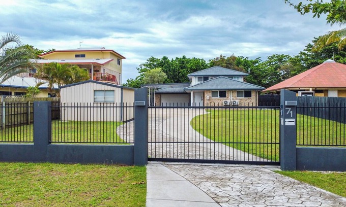 Yeppoon Maison | SeaBreeze On Todd - Beachfront Property With Pool