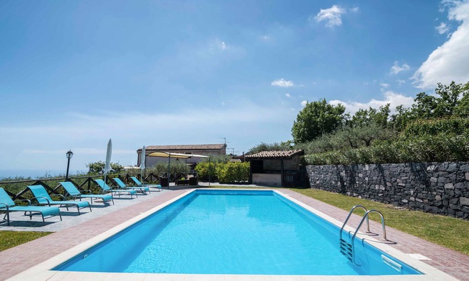 Piedimonte Etneo Villa | Vue sur la piscine Seacily et 3 salles de bains attenantes