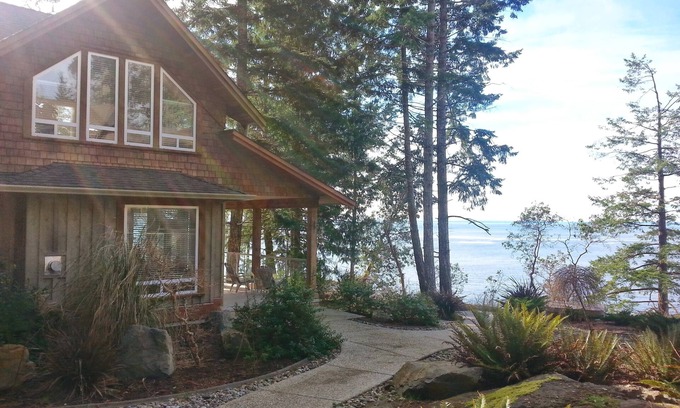 Powell River Cottage | SeaDog Oceanfront Cottage with Private Hot Tub!