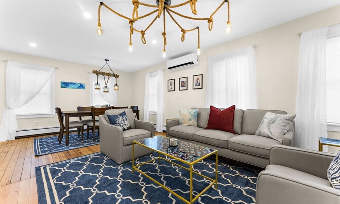 Stonington Appartement | Seafarer’s Stay – Nautically Themed 3BR Historic Flat in Stonington Borough