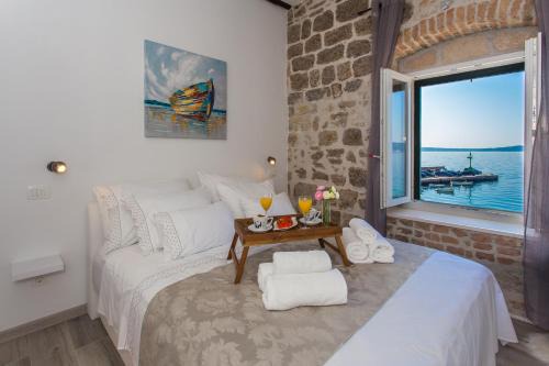 Kastel Stari Appartement | Seafront apartment in historical Cippico castle