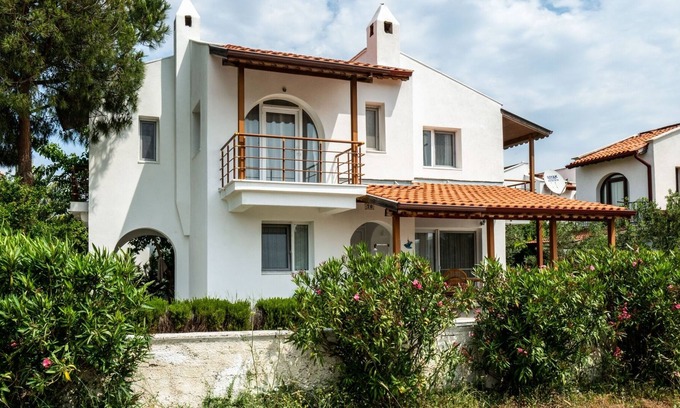 Ayvalik Appartement | Seafront Duplex Villa With Garden in Ayvalik