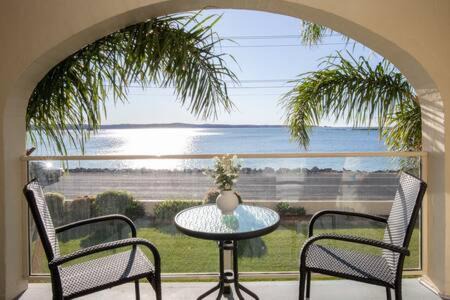 Batehaven Appartement | Seafront Getaway Studio, Great Location with Pool