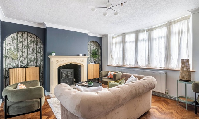 Birchington Maison | Seafront Retreat: Opulent 4BR Haven for Big Groups