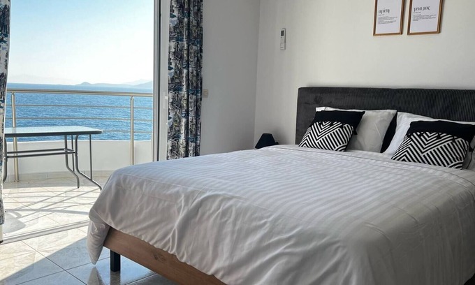 Avlakia Appartement | Seafront studio with terrace